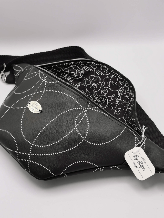 Grand sac banane en simili cuir noir avec motifs blancs