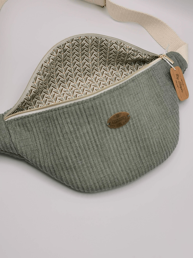Petit sac banane en velours côtelé vert clair