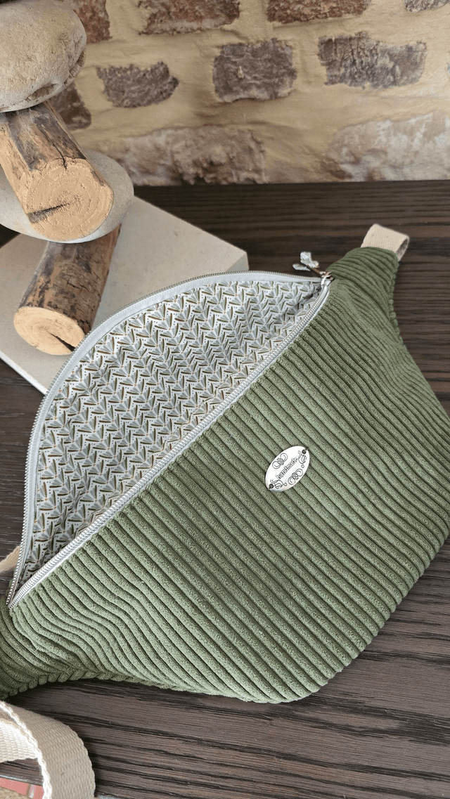 Grand sac banane en velours avec poche extérieure au dos