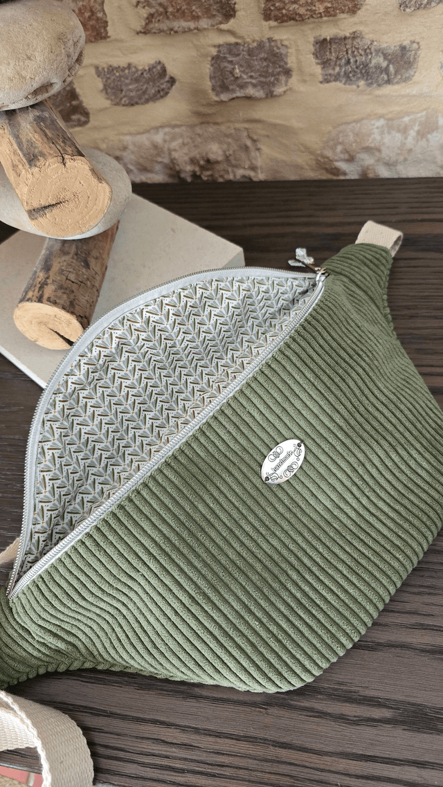 Grand sac banane en velours avec poche extérieure au dos